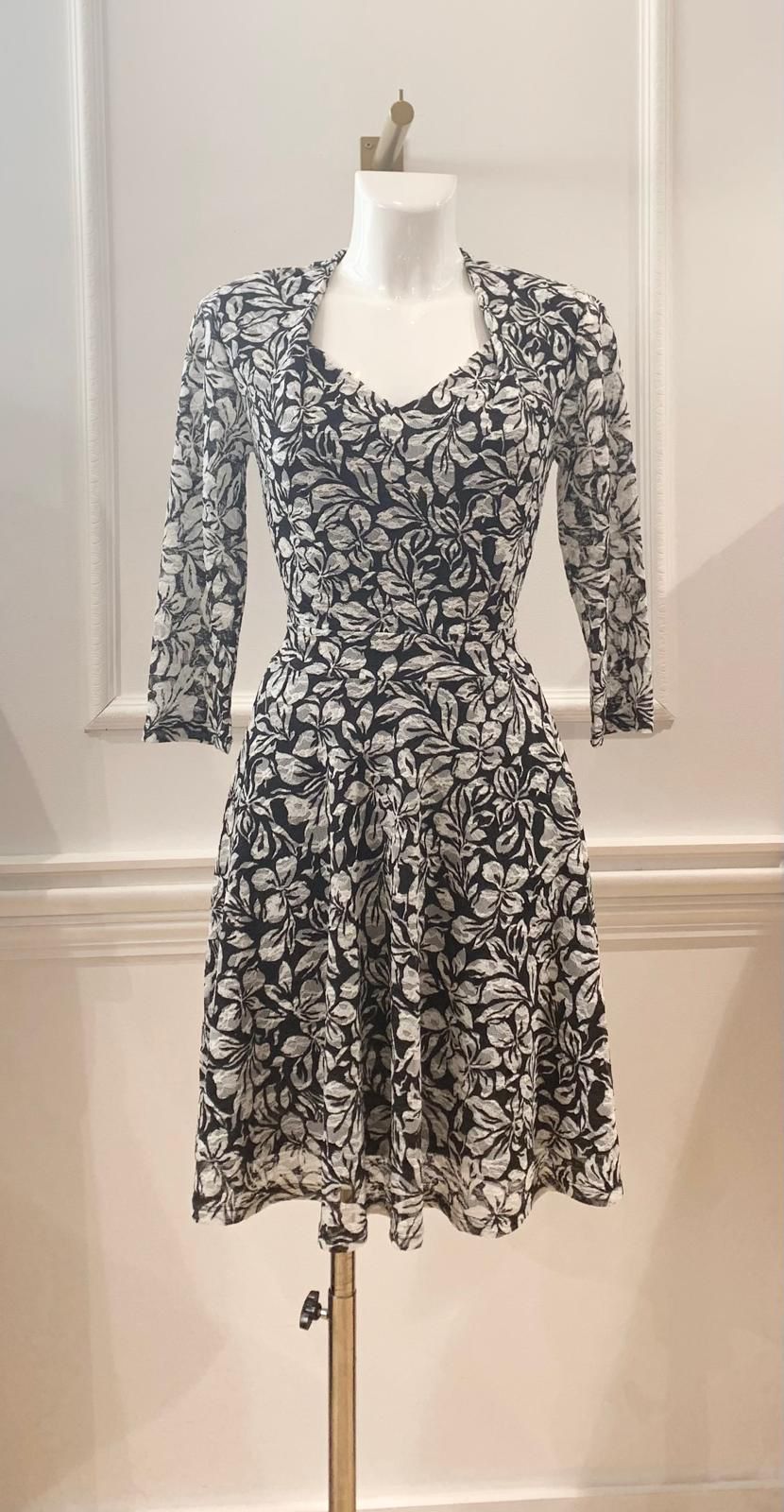 Robe Courte Angelina Noire Feuilles Blanches