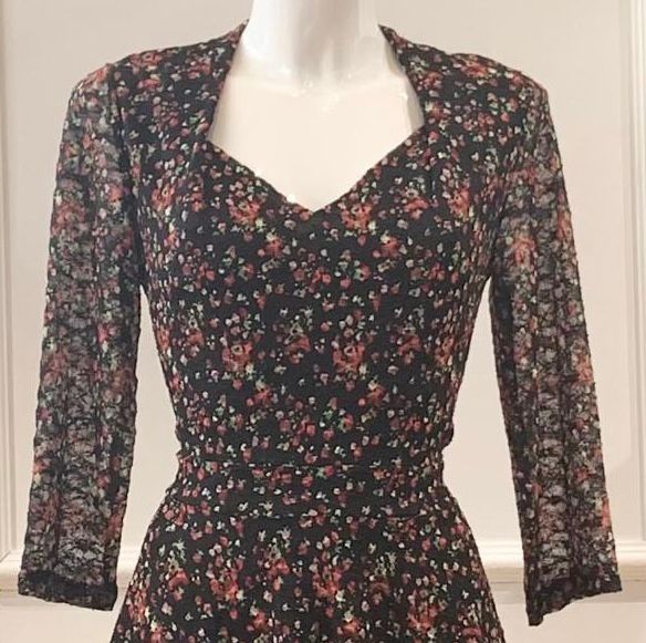 _Robe Courte Angelina Noire Fleurs Rouges