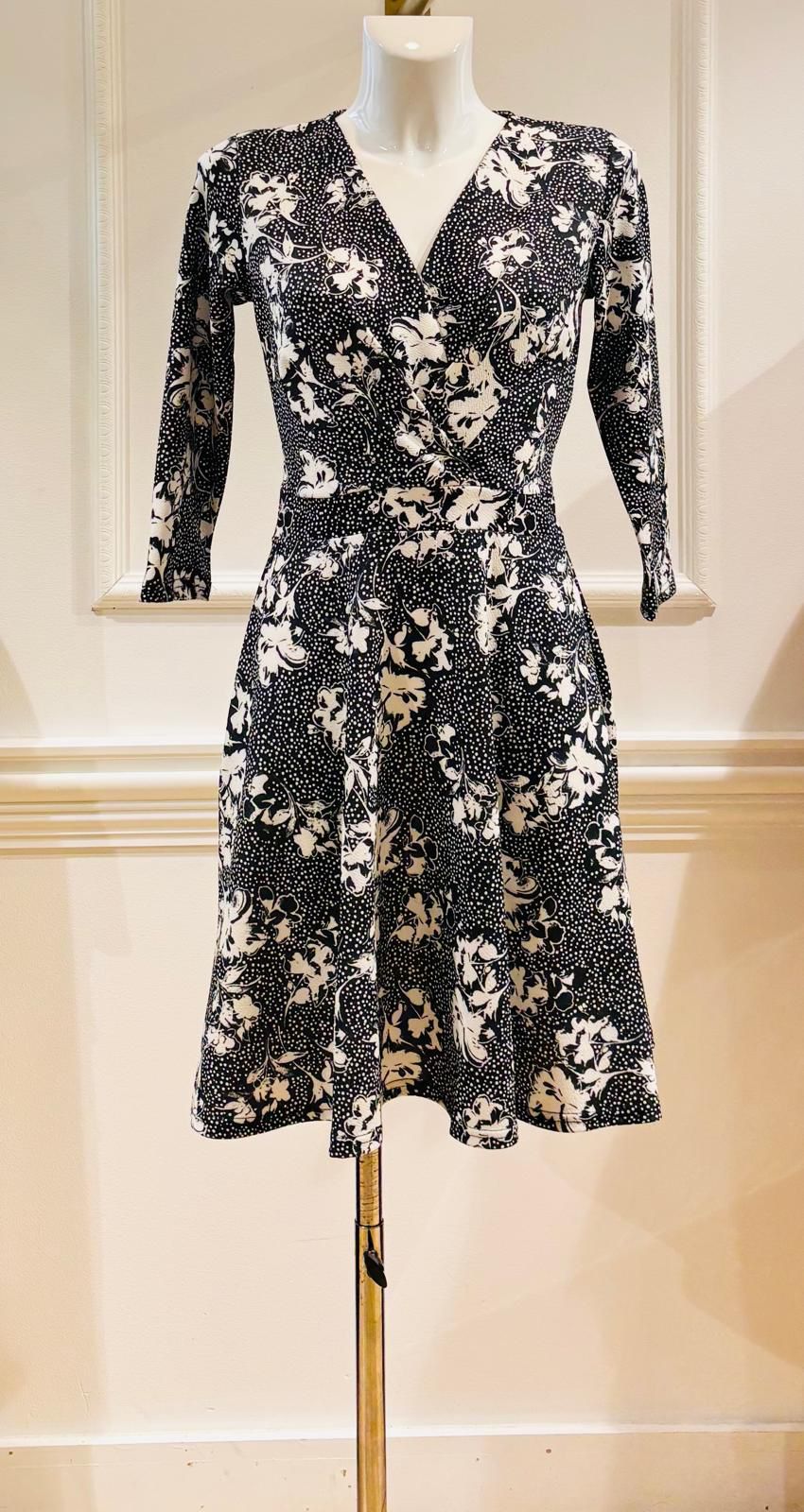 Robe Courte Kylie Noire Fleurs Blanches