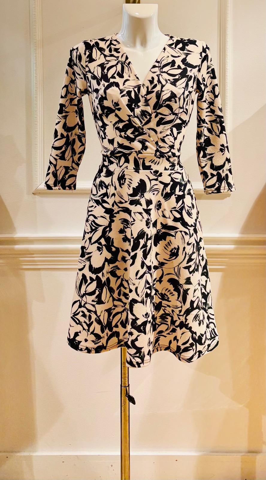 Robe Courte Kylie Noire Fleurs Écrues