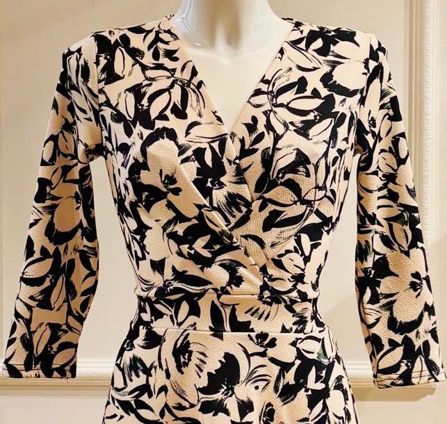 Robe Courte Kylie Noire Fleurs Écrues